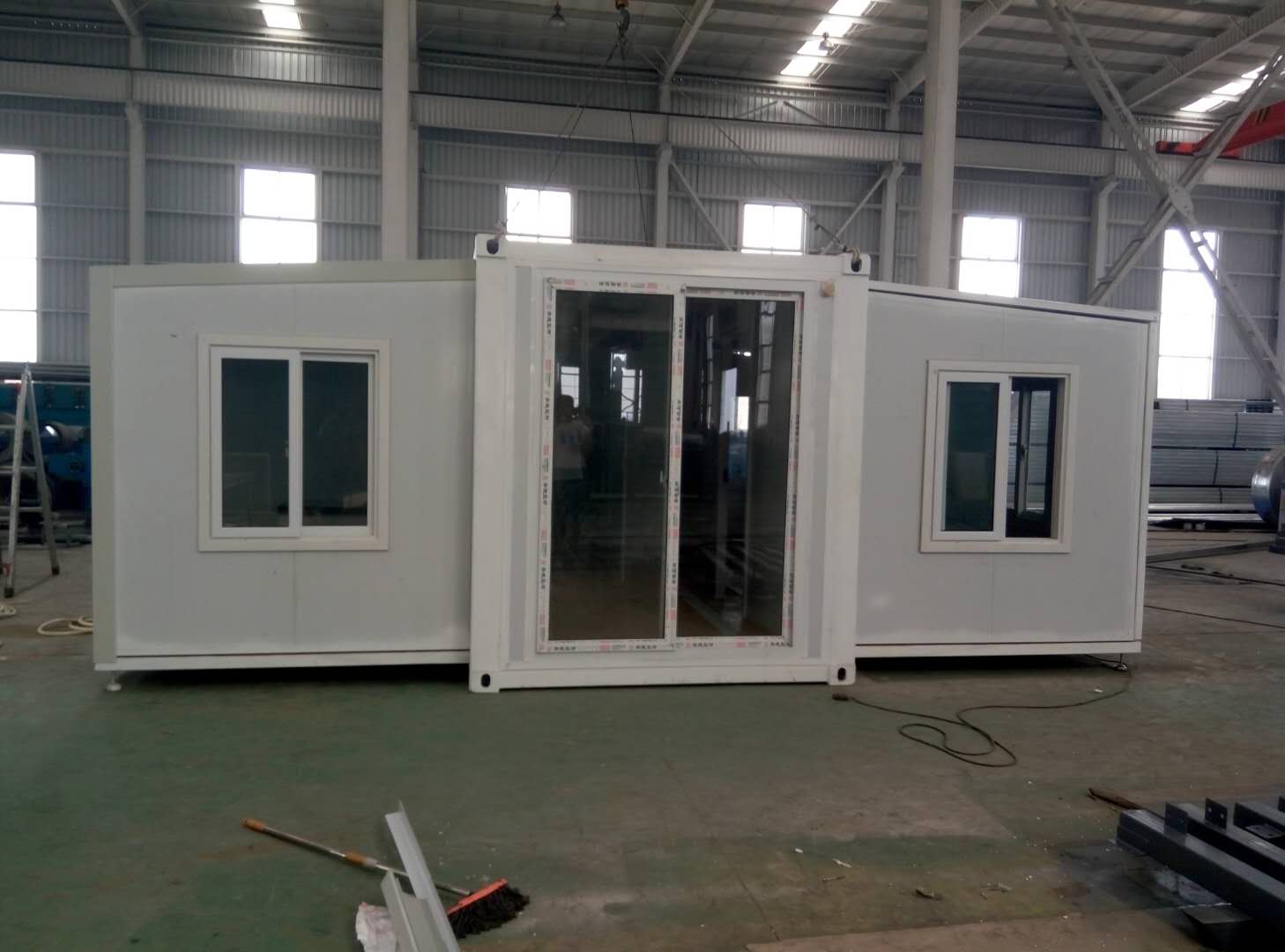 Expandable container house made by  sandwich panel-L