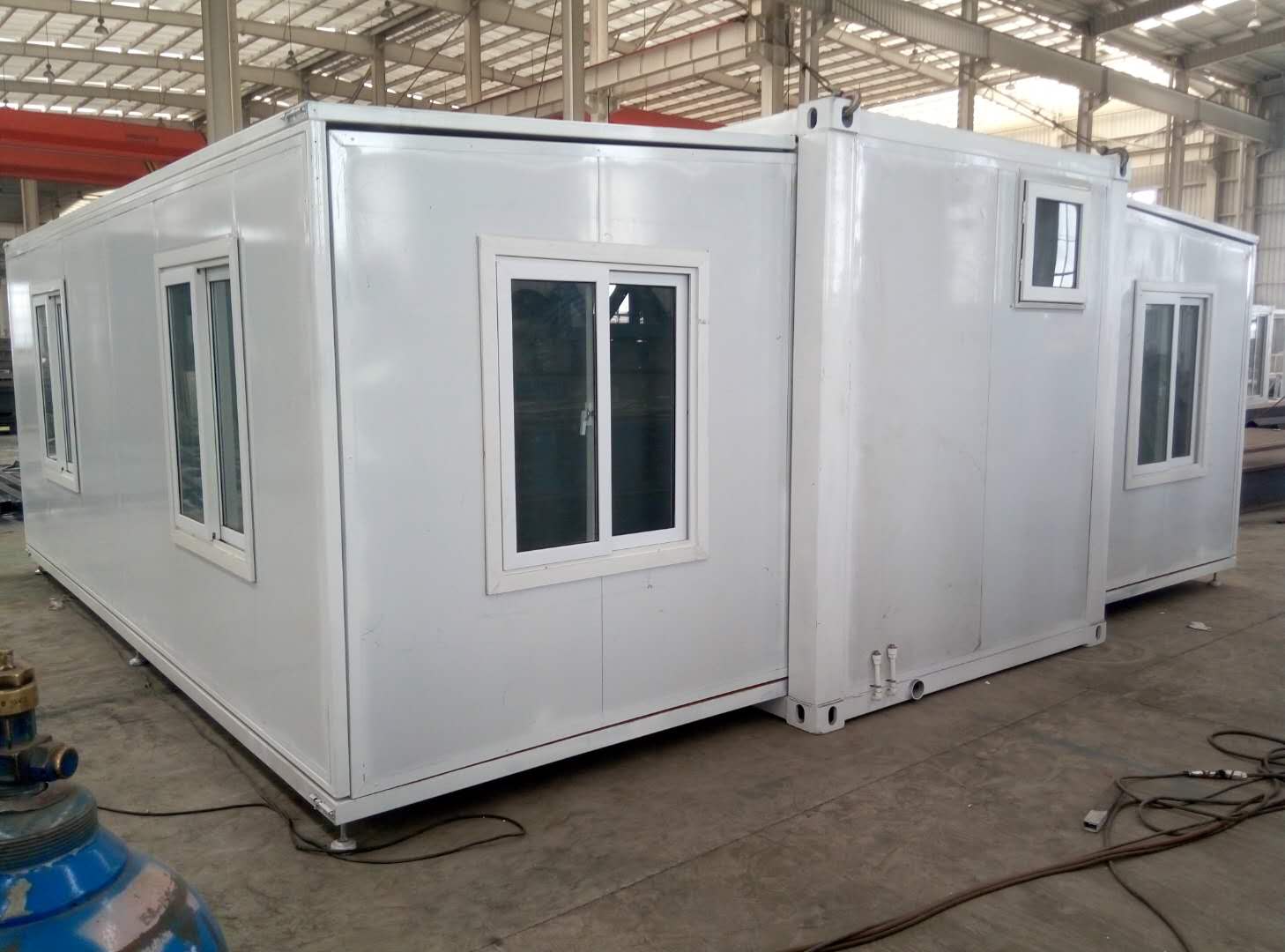 Expandable container house made by  sandwich panel-L